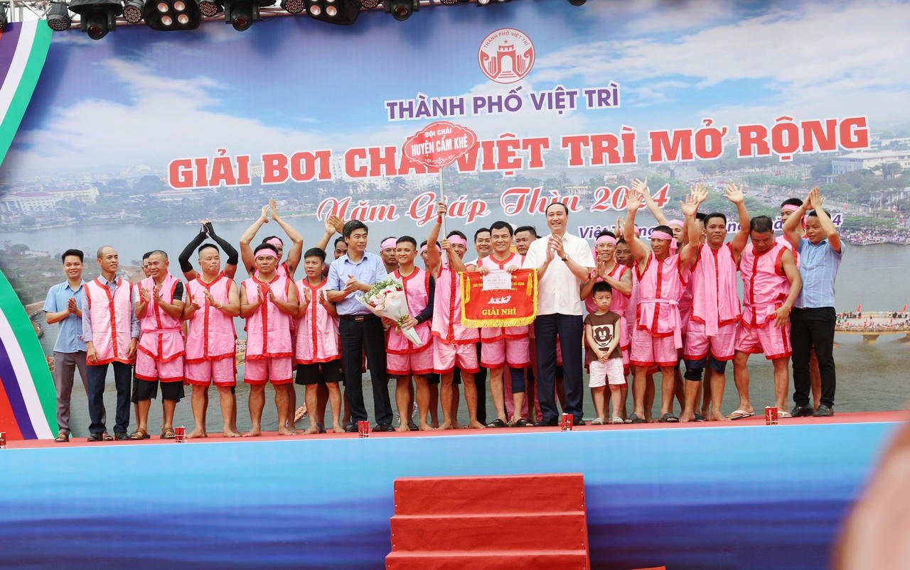 Gần 200 tay chèo tranh tài tại giải Bơi chải dịp Giỗ Tổ Hùng Vương