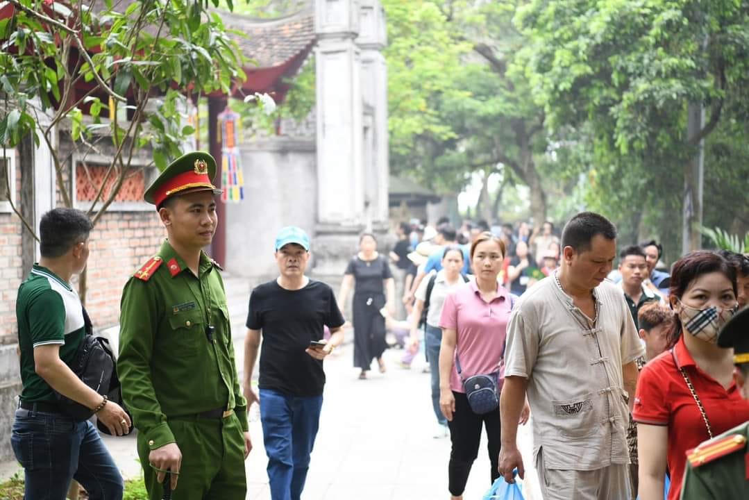 Tỉnh Phú Thọ đảm bảo an ninh trật tự khi lượng du khách về Đền Hùng tăng cao