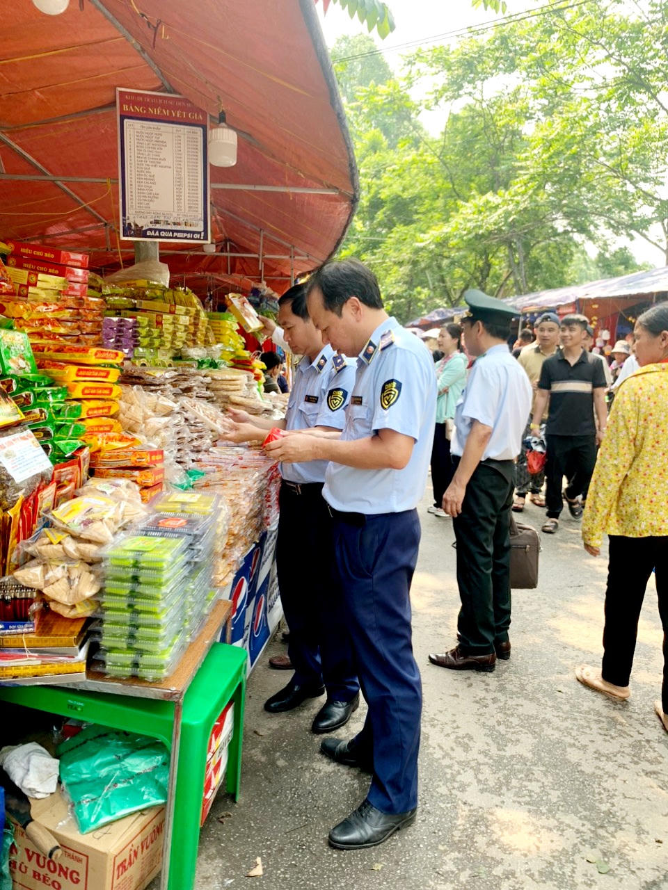 Lực lượng Quản lý thị trường 'siết' kiểm tra, giám sát kinh doanh hàng hóa dịp Giỗ Tổ