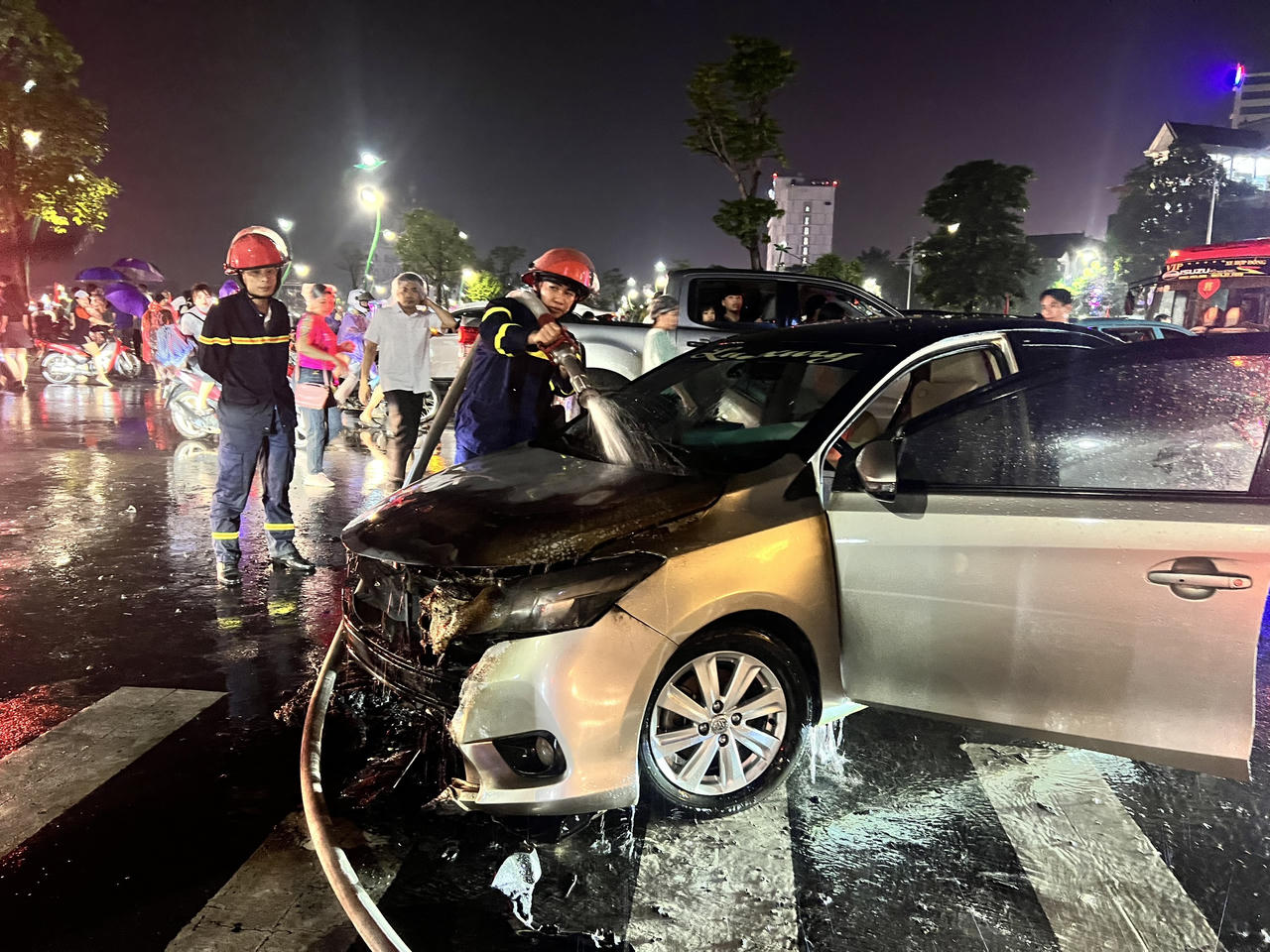 Ô tô đột ngột bốc cháy tại công viên Văn Lang, TP Việt Trì