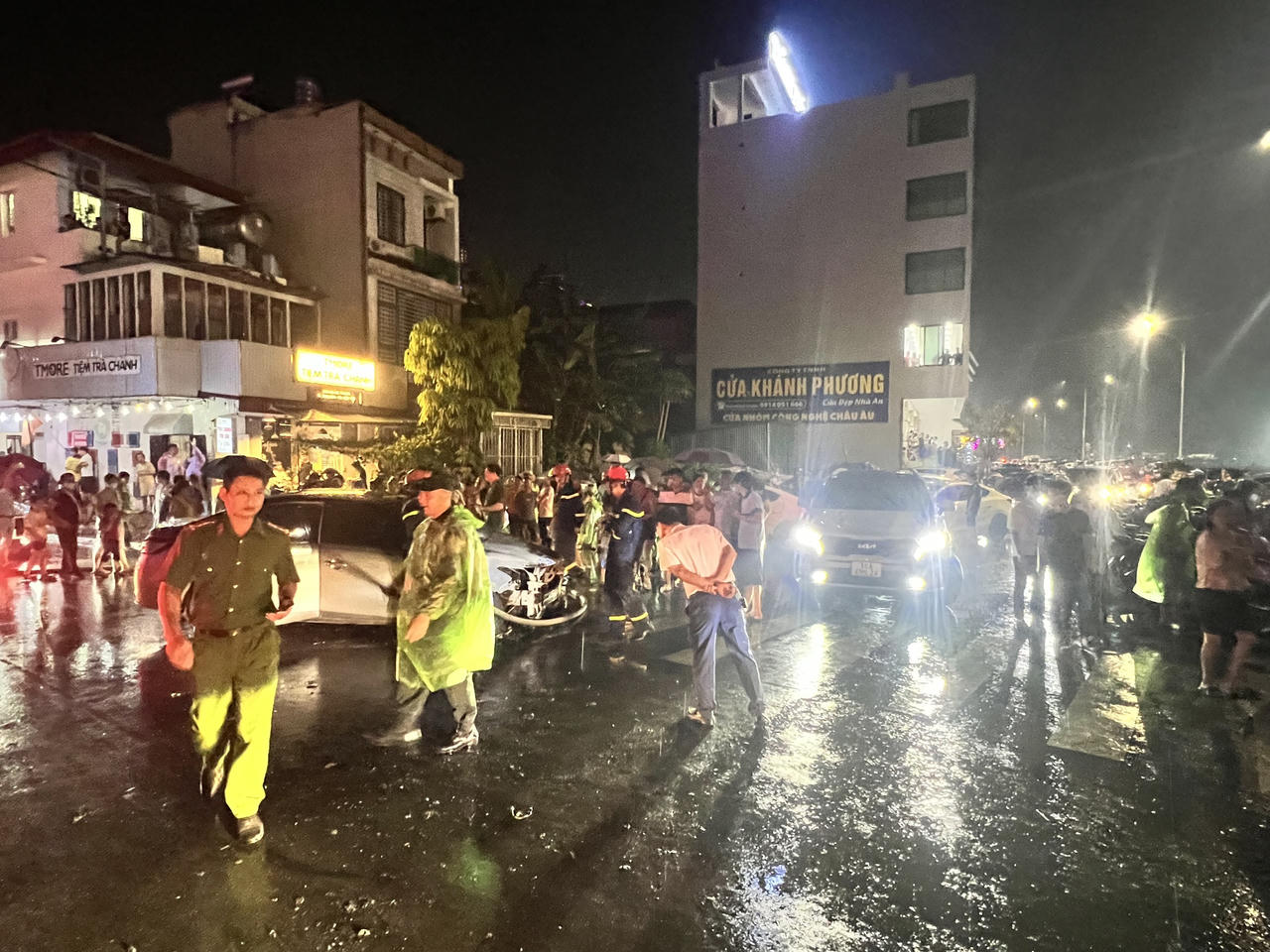 Ô tô đột ngột bốc cháy tại công viên Văn Lang, TP Việt Trì