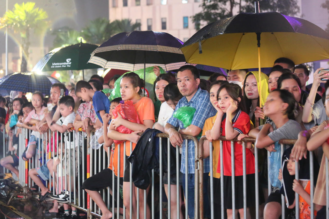 Mãn nhãn màn bắn pháo hoa nhân dịp Giỗ Tổ Hùng Vương