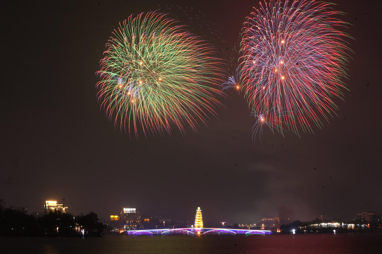Mãn nhãn màn bắn pháo hoa nhân dịp Giỗ Tổ Hùng Vương