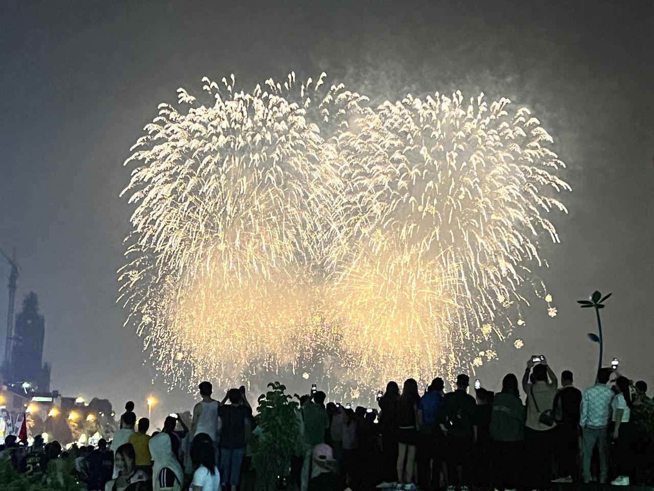 Mãn nhãn màn bắn pháo hoa nhân dịp Giỗ Tổ Hùng Vương