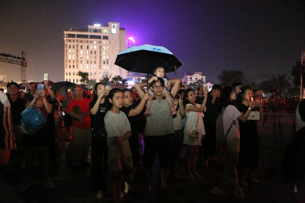 Mãn nhãn màn bắn pháo hoa nhân dịp Giỗ Tổ Hùng Vương