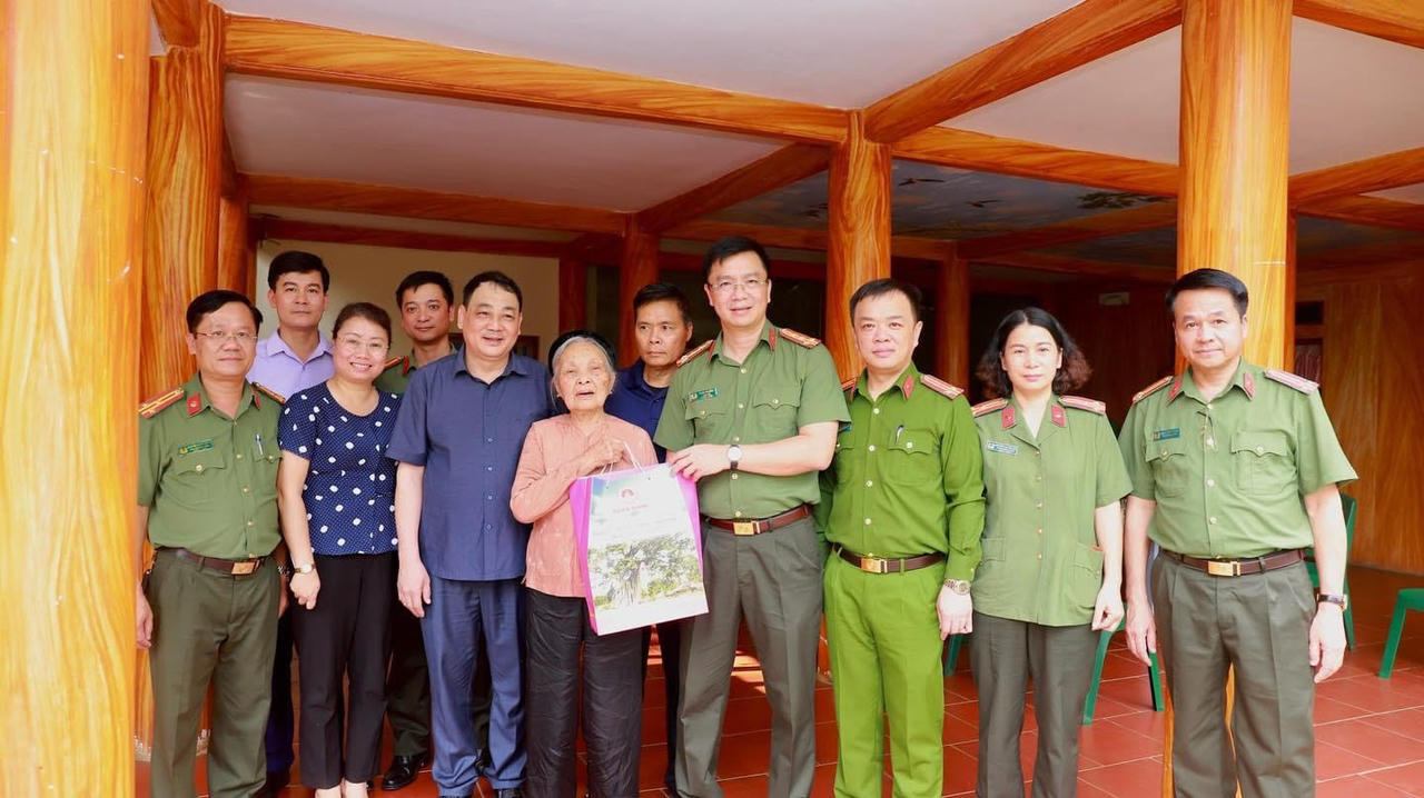 Công an tỉnh Tuyên Quang thăm hỏi, tặng quà chiến sĩ Điện Biên