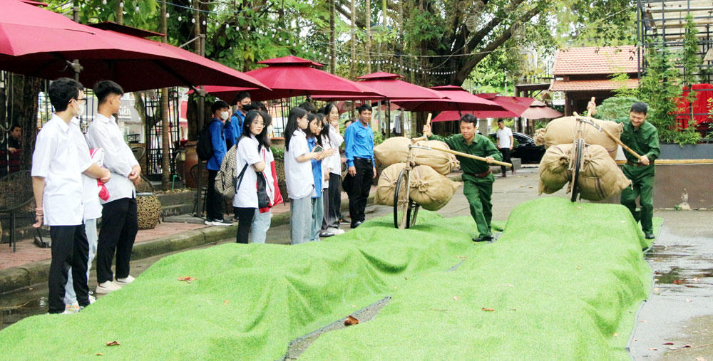 Trưng bày chuyên đề kỷ niệm 70 năm Chiến thắng Điện Biên Phủ tại Bắc Giang