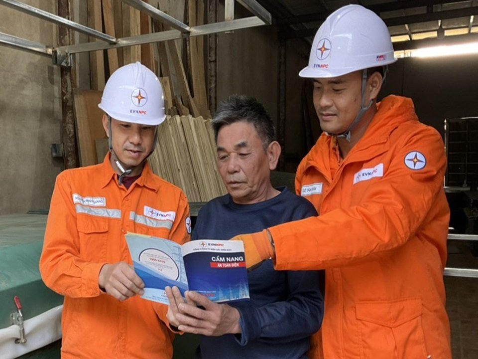 Điện lực Vĩnh Phúc: Nâng cao chất lượng dịch vụ khách hàng mùa nắng nóng