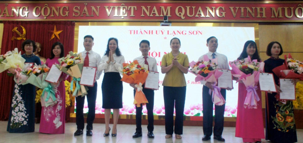 TP Lạng Sơn công bố các quyết định về công tác cán bộ