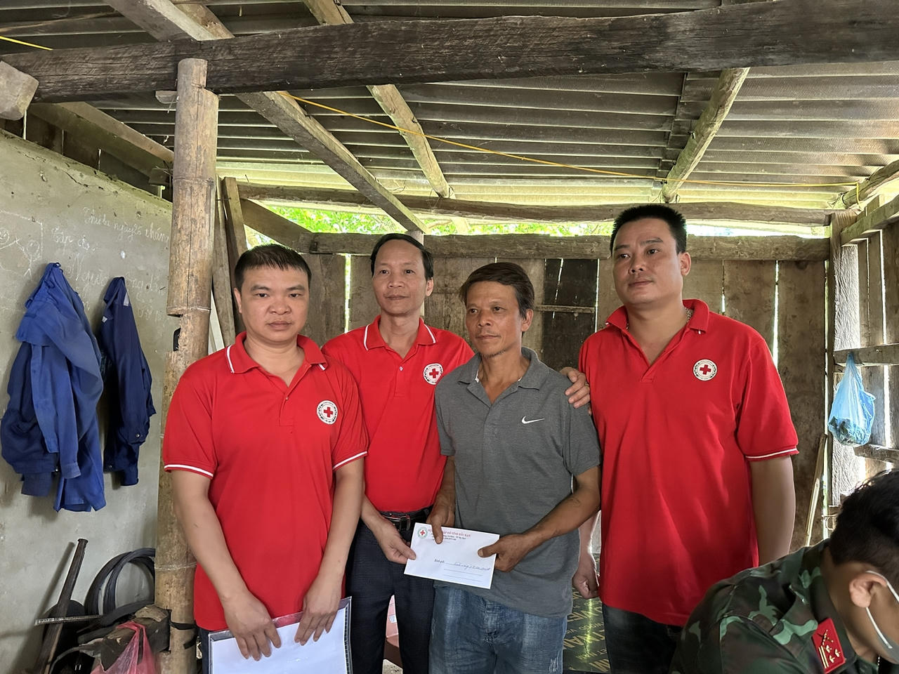 Sạt lở vùi lấp 3 người trong một gia đình ở tỉnh Bắc Kạn 