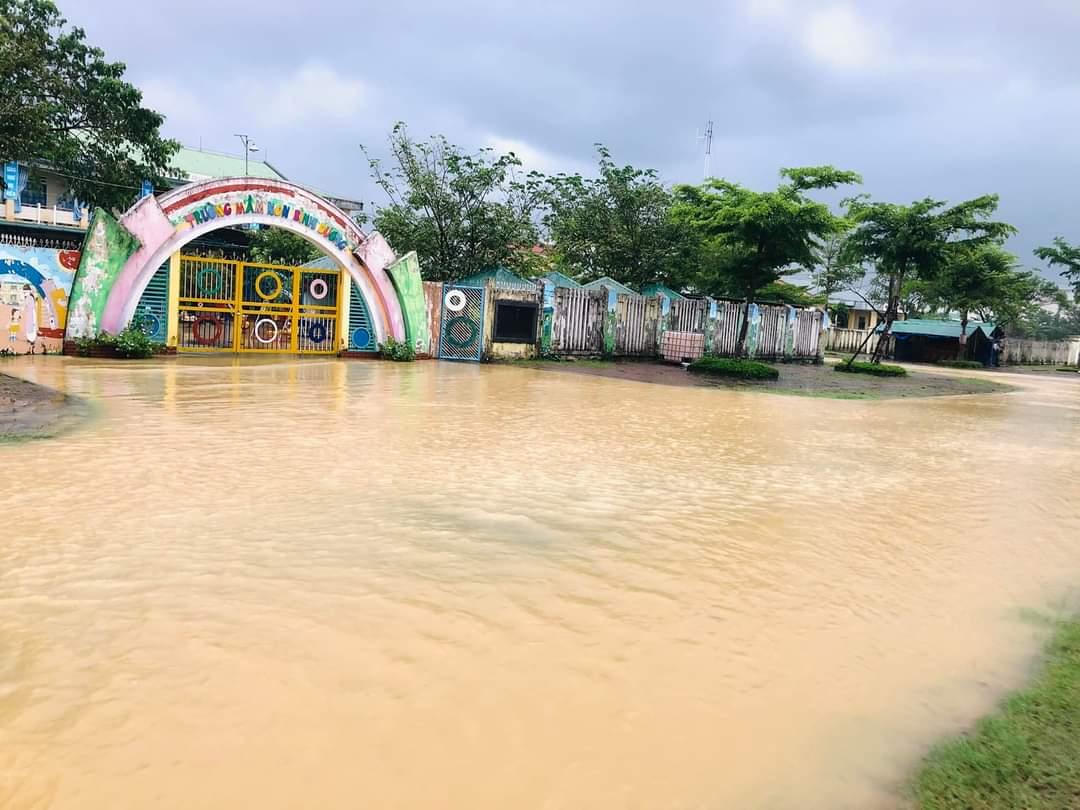 Khẩn trương sơ tán dân khỏi vùng trũng thấp ở Quảng Ngãi