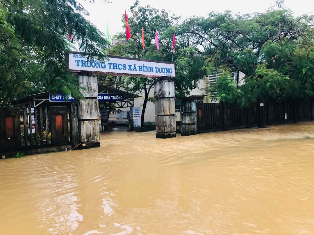 Khẩn trương sơ tán dân khỏi vùng trũng thấp ở Quảng Ngãi