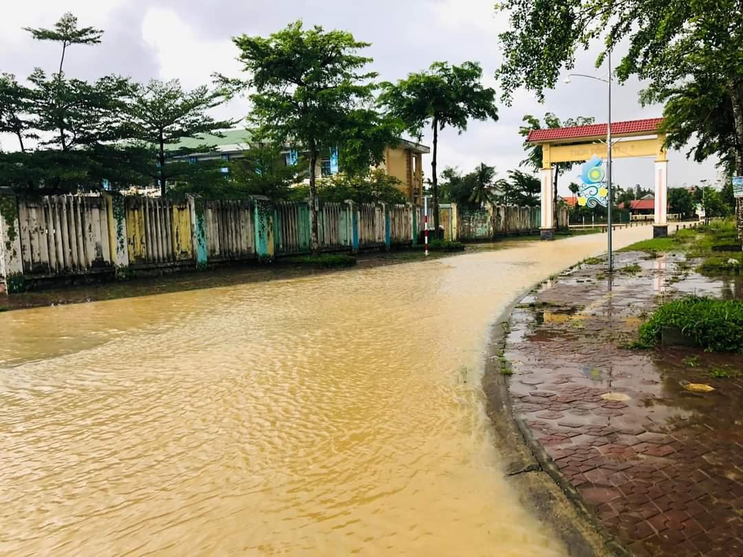 Khẩn trương sơ tán dân khỏi vùng trũng thấp ở Quảng Ngãi