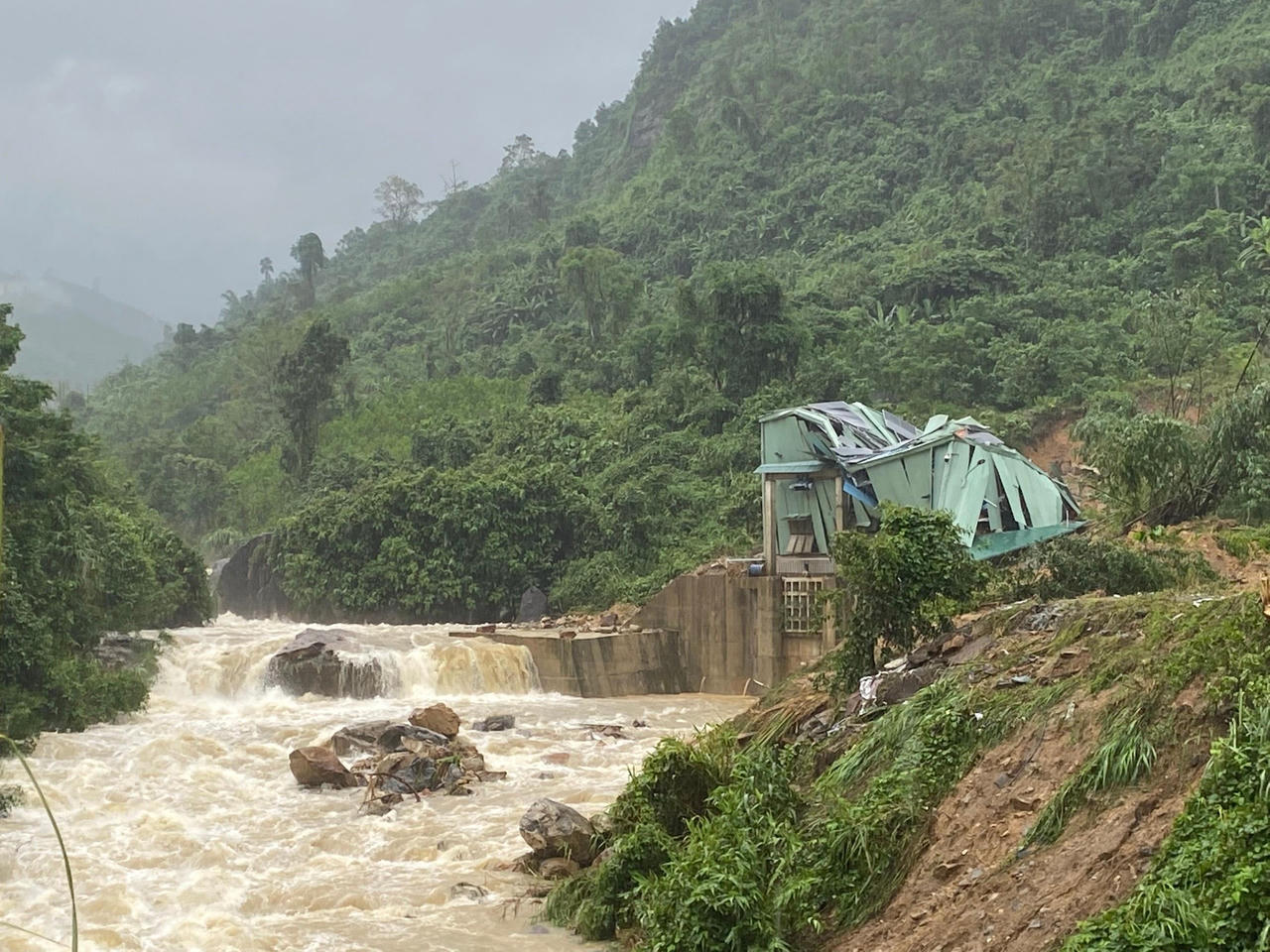 Cận cảnh hiện trường vụ sạt lở thủy điện ở Quảng Ngãi, 1 công nhân mất tích