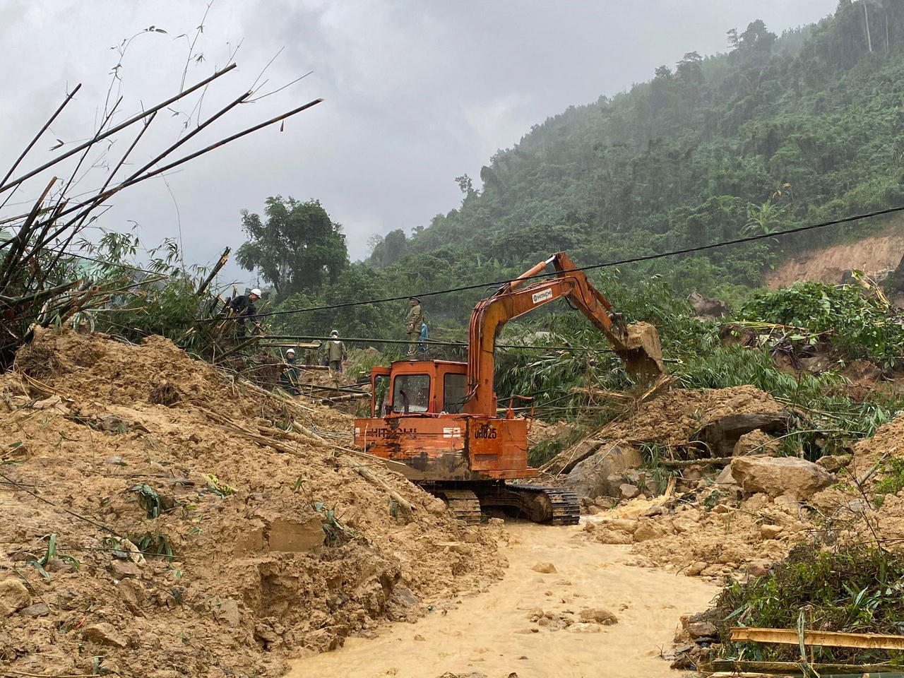 Cận cảnh hiện trường vụ sạt lở thủy điện ở Quảng Ngãi, 1 công nhân mất tích