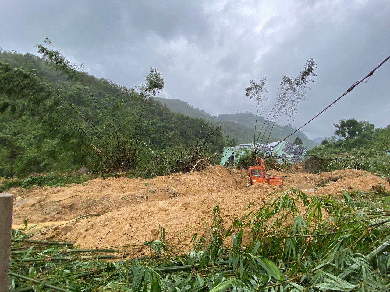 Cận cảnh hiện trường vụ sạt lở thủy điện ở Quảng Ngãi, 1 công nhân mất tích