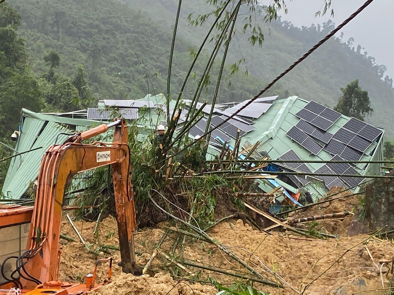 Cận cảnh hiện trường vụ sạt lở thủy điện ở Quảng Ngãi, 1 công nhân mất tích