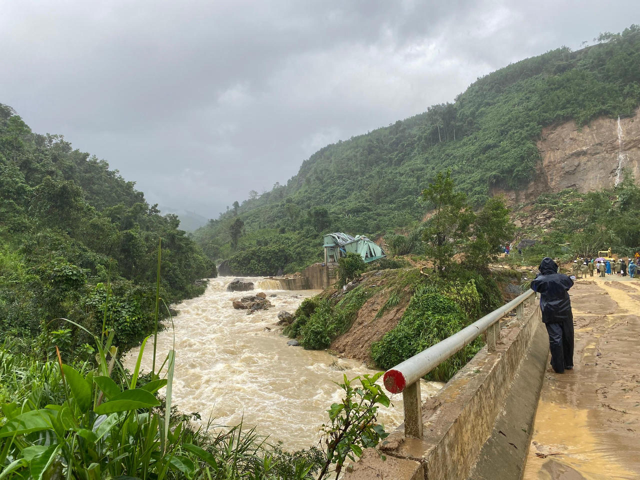 Quảng Nam, Quảng Ngãi chủ động ứng phó vùng áp thấp khả năng mạnh lên và mưa lũ