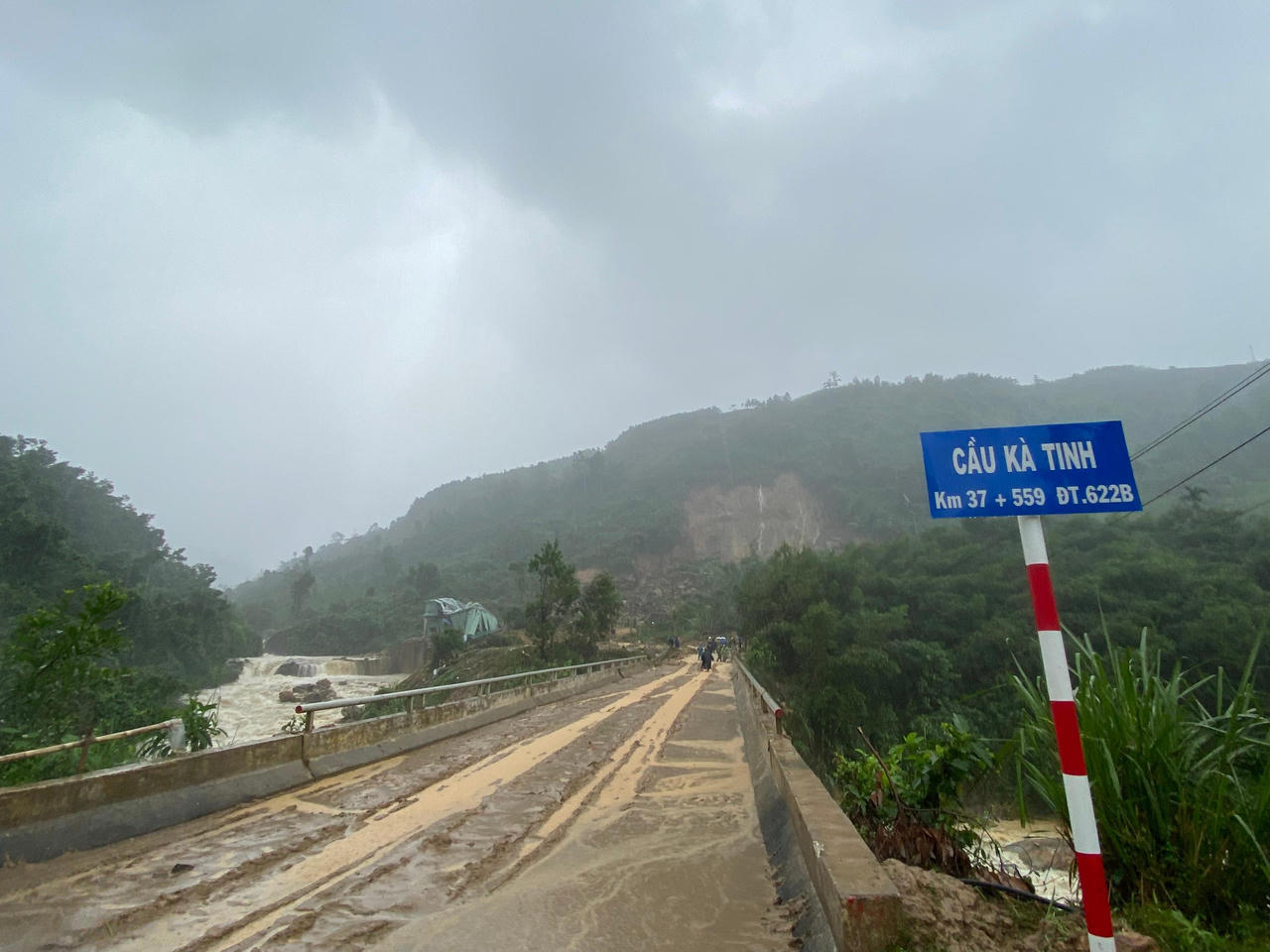 Cận cảnh hiện trường vụ sạt lở thủy điện ở Quảng Ngãi, 1 công nhân mất tích