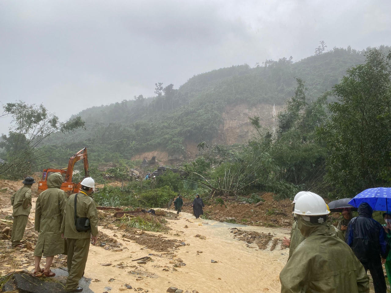 Cận cảnh hiện trường vụ sạt lở thủy điện ở Quảng Ngãi, 1 công nhân mất tích