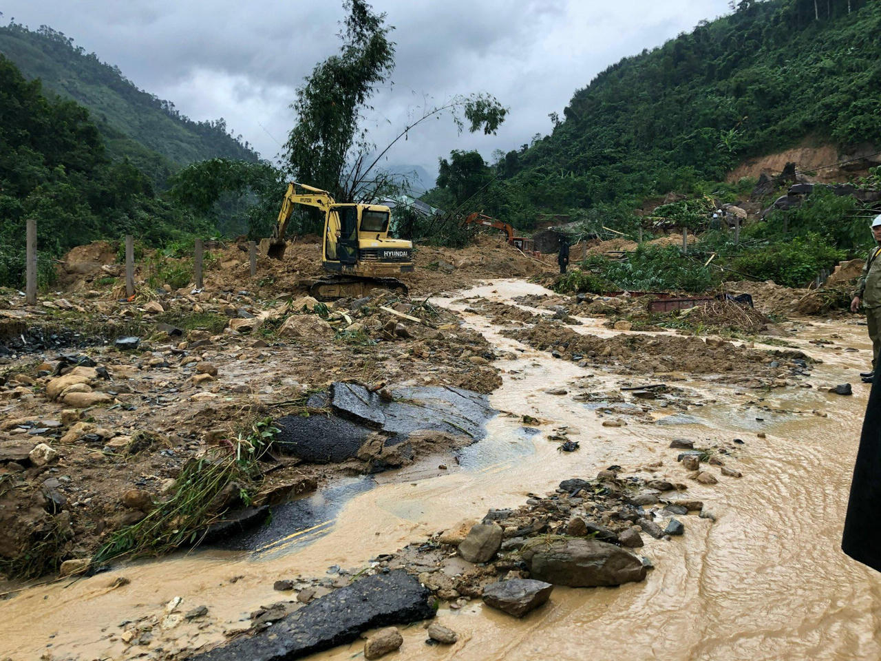 Khẩn trương sơ tán dân khỏi vùng trũng thấp ở Quảng Ngãi