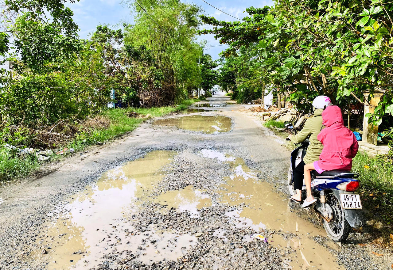 Nhiều đoàn xe thi công dự án phá hỏng đường dân sinh