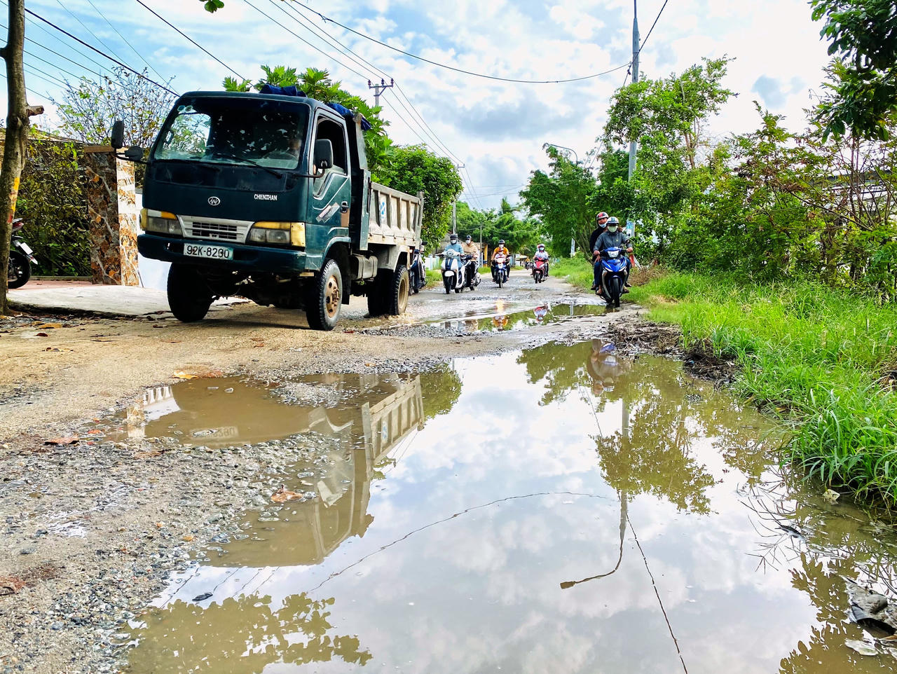 Nhiều đoàn xe thi công dự án phá hỏng đường dân sinh