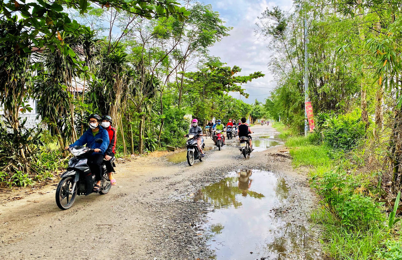 Nhiều đoàn xe thi công dự án phá hỏng đường dân sinh