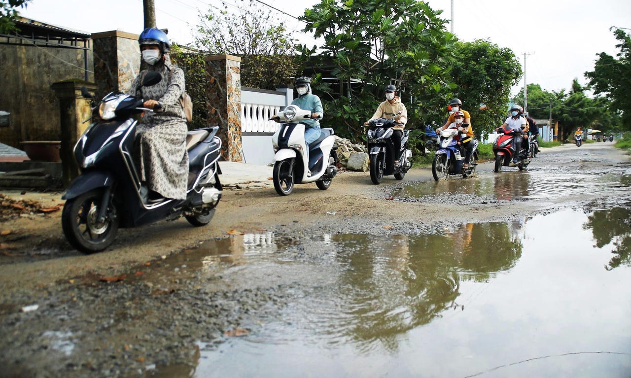 Nhiều đoàn xe thi công dự án phá hỏng đường dân sinh