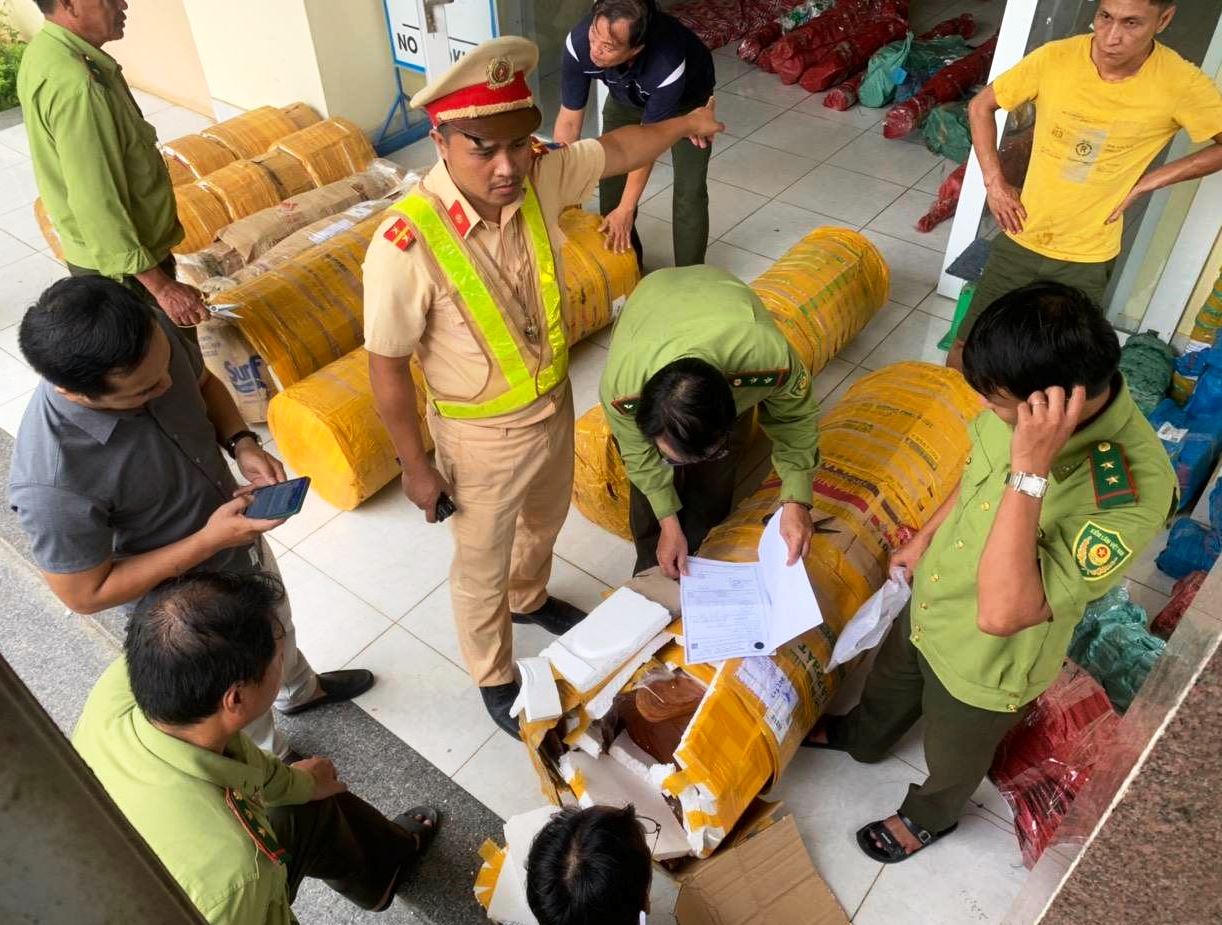 Quảng Nam: Bắt giữ xe tải vận chuyển gỗ trắc quy mô lớn không rõ nguồn gốc