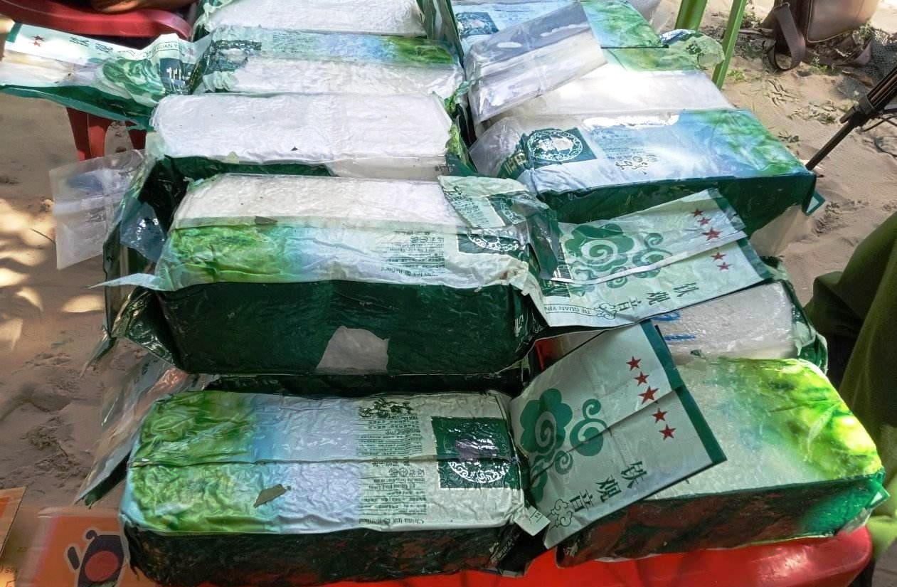 Quảng Nam: 20 gói tinh thể màu trắng trôi dạt trên biển là ma tuý đá tổng hợp