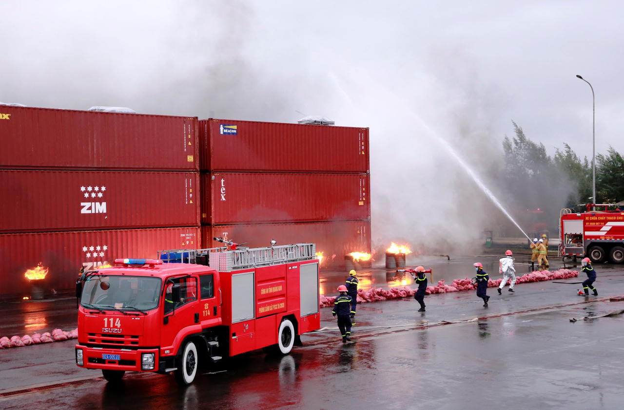 Hàng trăm người diễn tập chữa cháy tại cảng biển Chu Lai