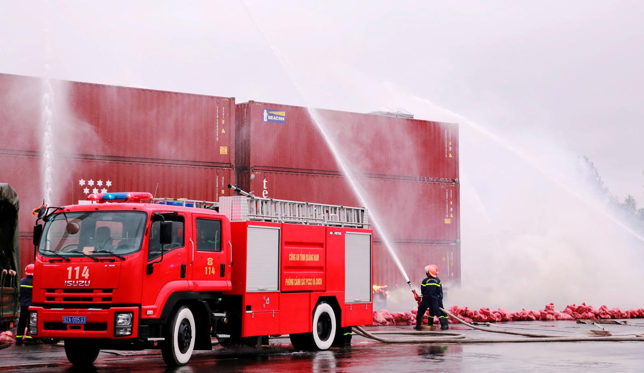 Hàng trăm người diễn tập chữa cháy tại cảng biển Chu Lai