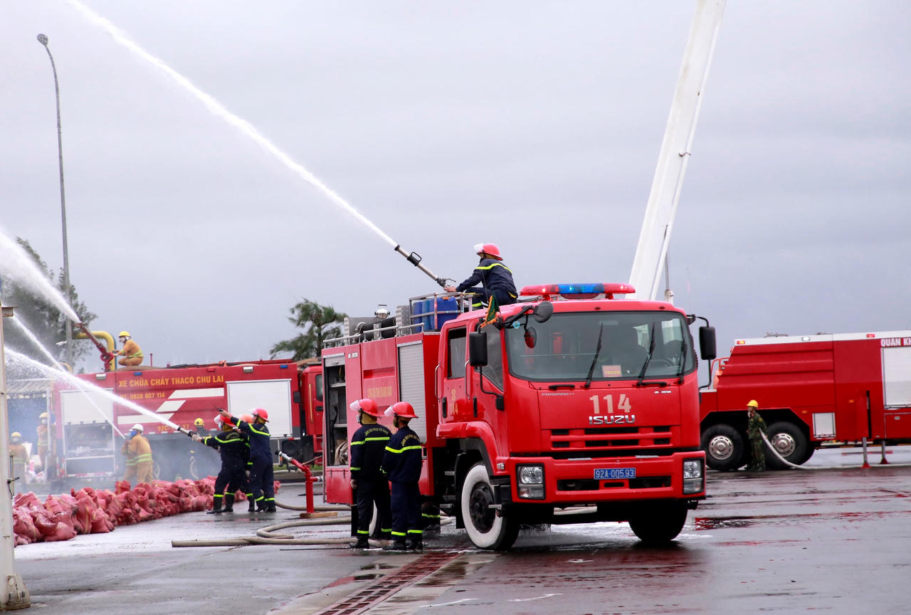 Hàng trăm người diễn tập chữa cháy tại cảng biển Chu Lai