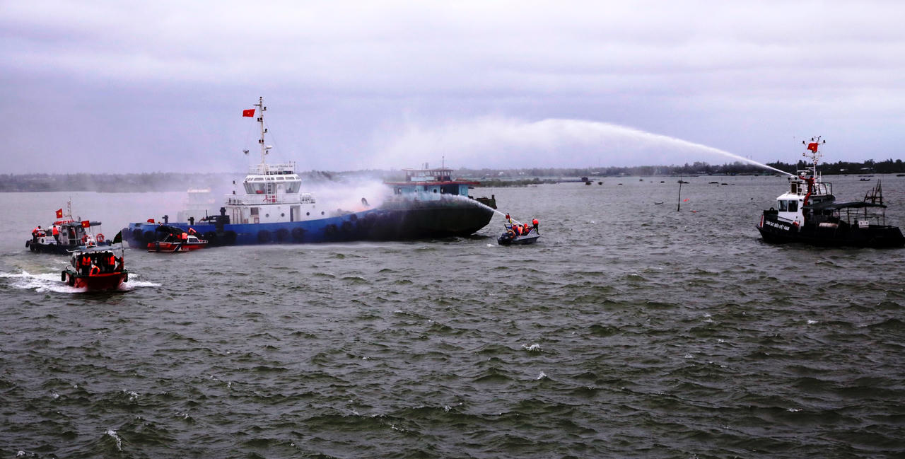 Hàng trăm người diễn tập chữa cháy tại cảng biển Chu Lai