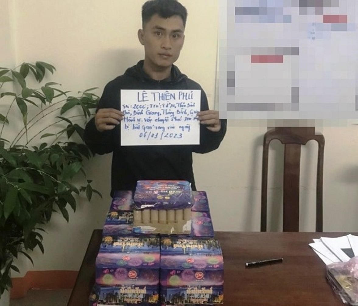  Tạm giữ hình sự đối tượng đang vận chuyển trái phép hơn 22 kg pháo nổ