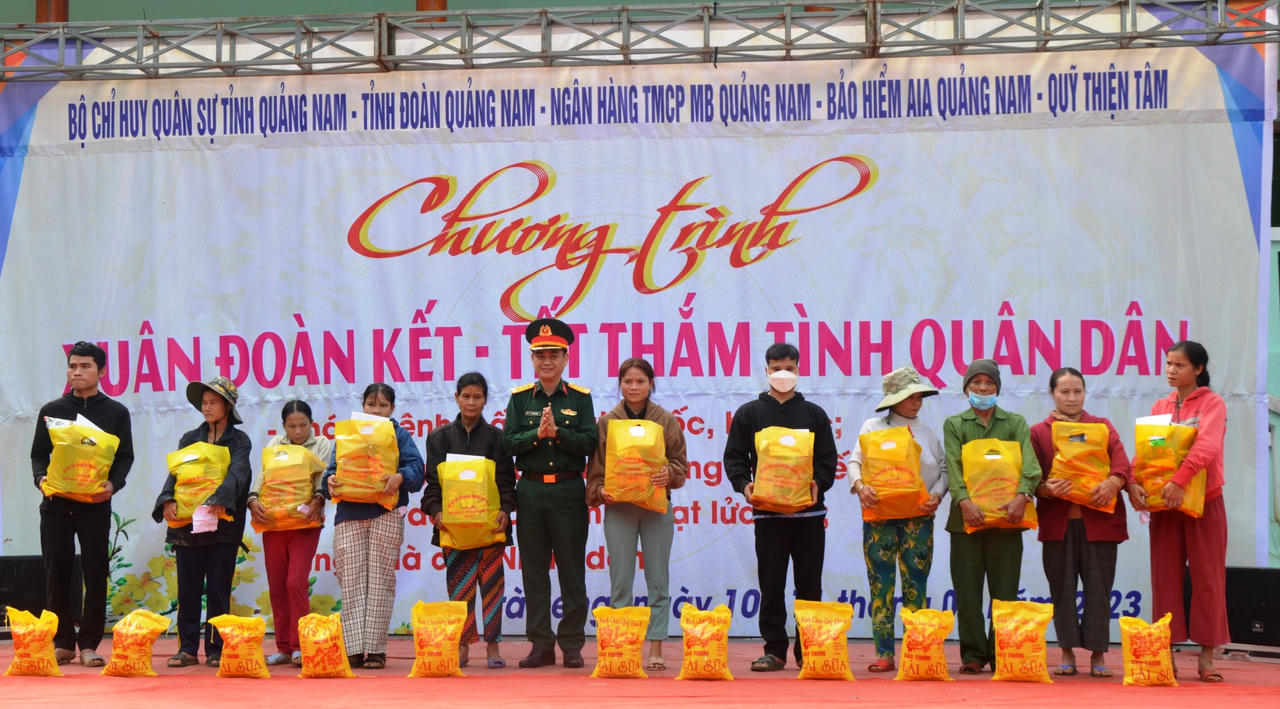 Xuân đoàn kết- Tết thắm tình quân dân về với vùng cao Trà Leng