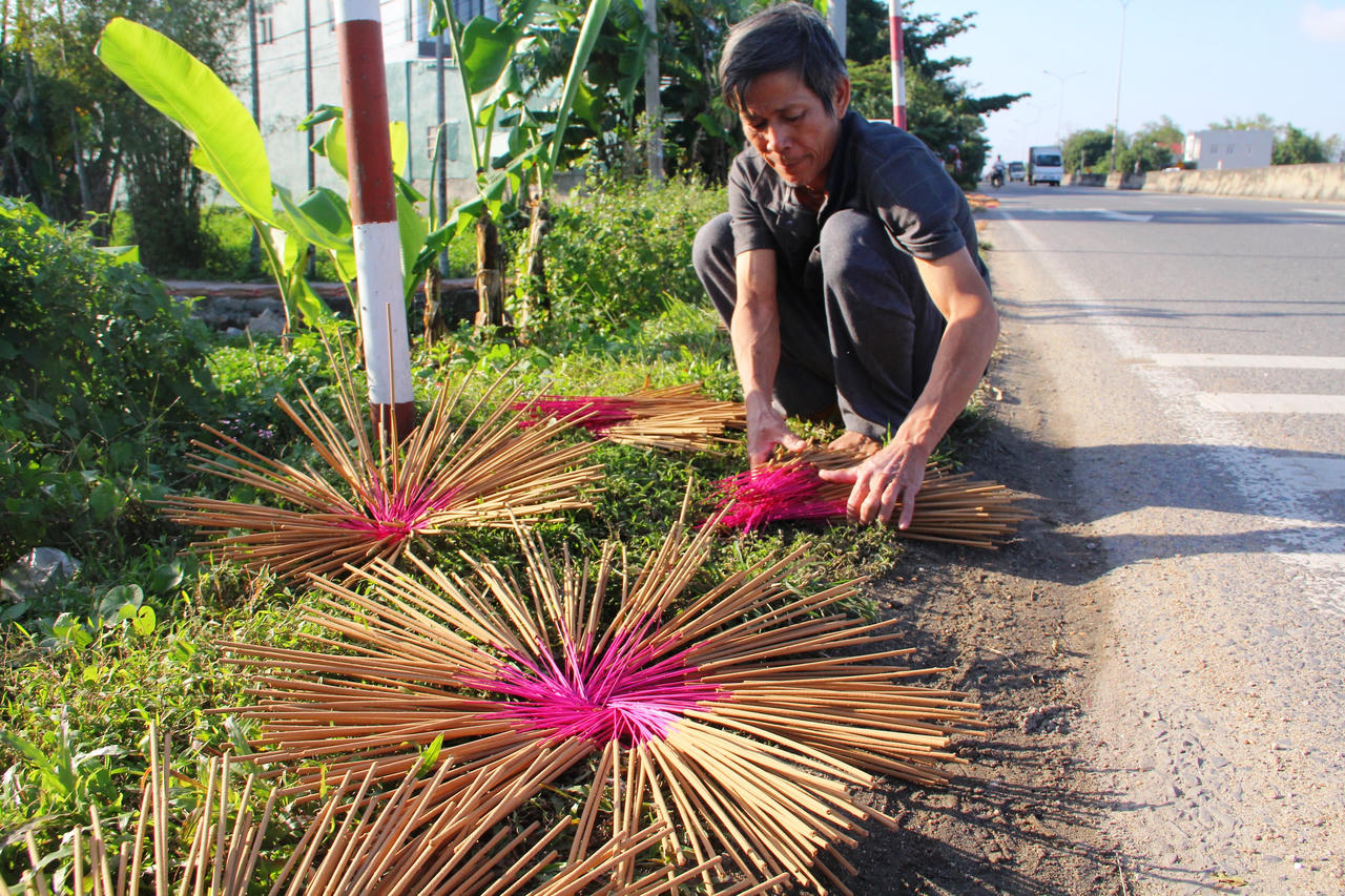 Hình ảnh tất bật ngày cuối năm ở làng hương cổ xứ Quảng