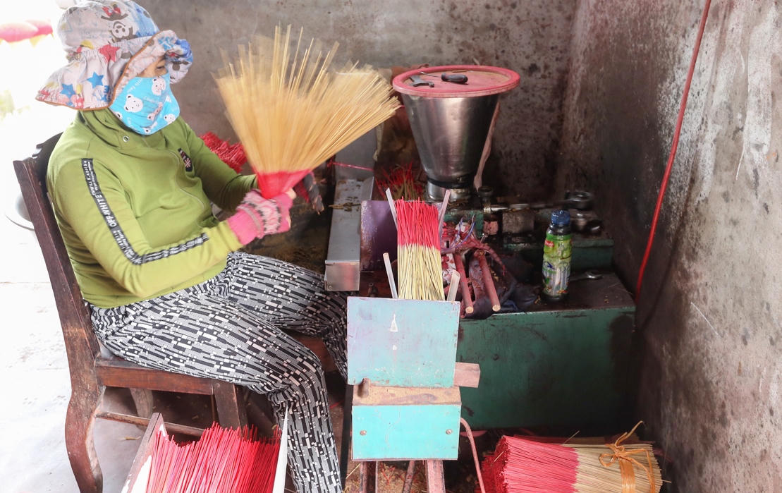 Hình ảnh tất bật ngày cuối năm ở làng hương cổ xứ Quảng