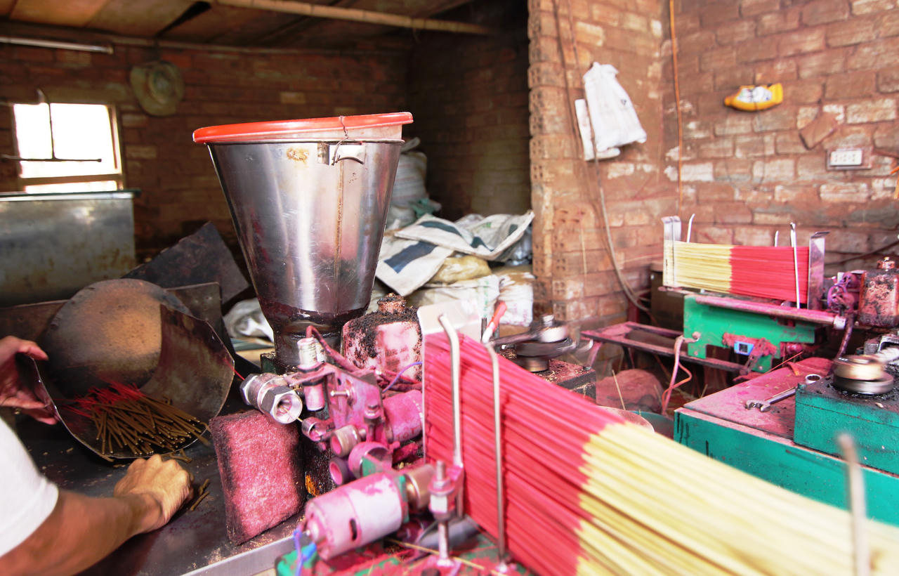 Hình ảnh tất bật ngày cuối năm ở làng hương cổ xứ Quảng