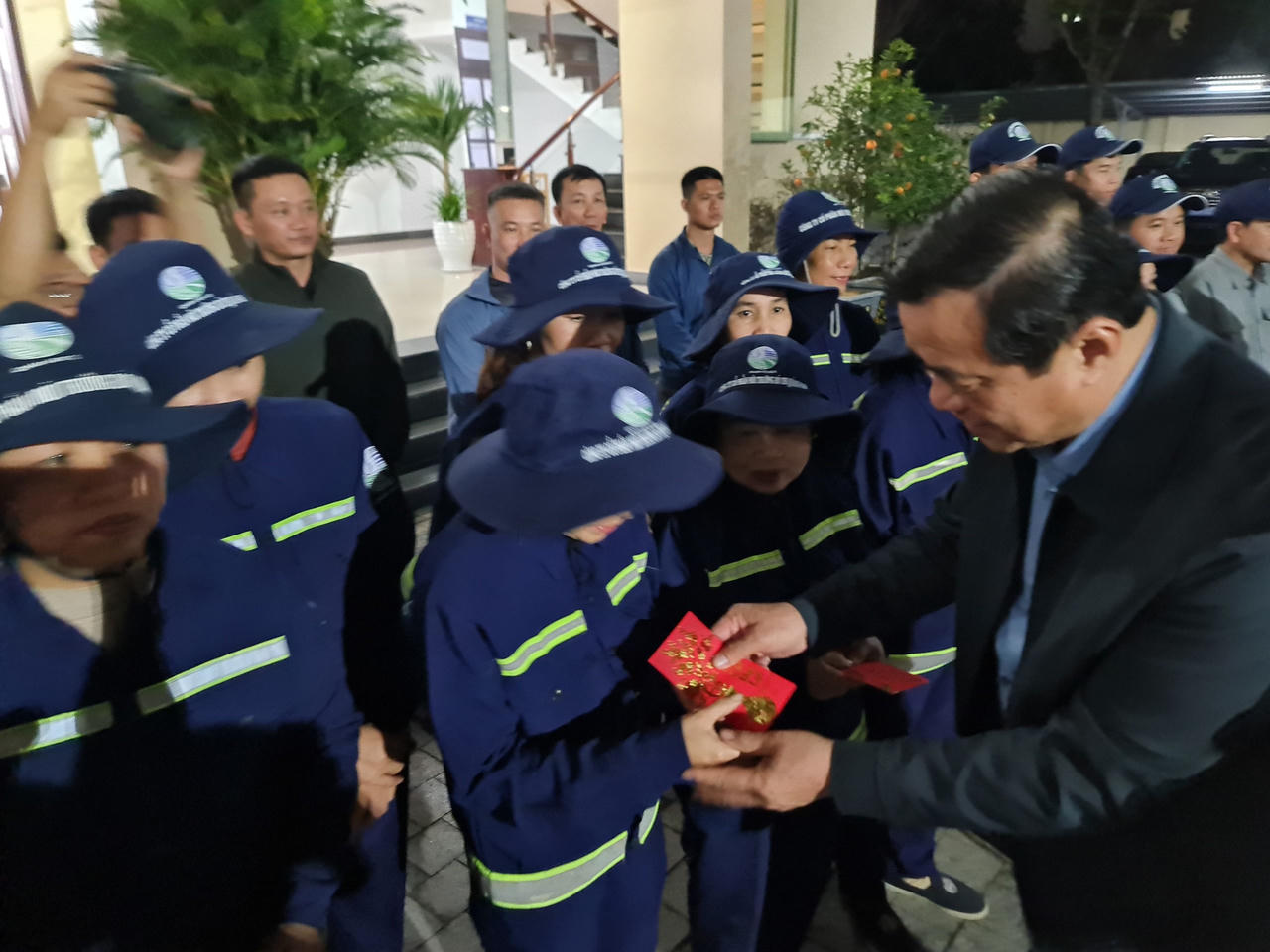 Bí thư Quảng Nam Phan Việt Cường tặng quà công nhân đêm giao thừa