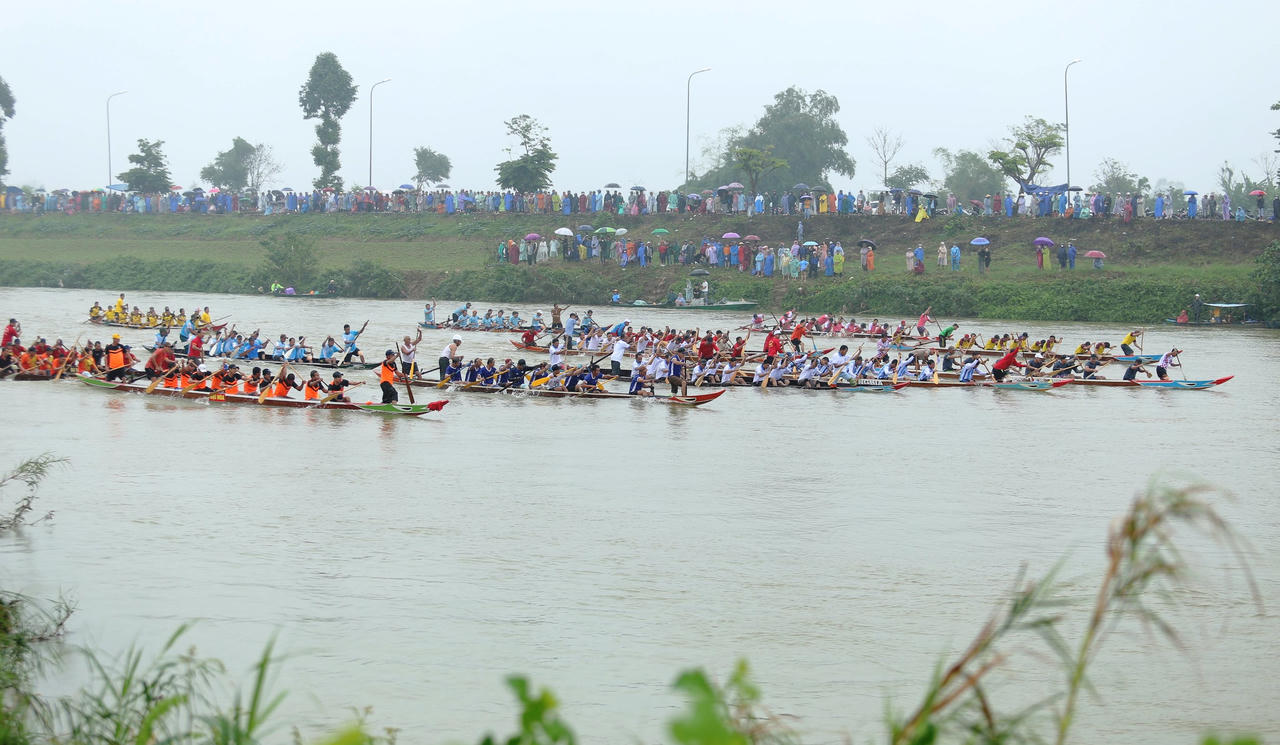 Hàng nghìn người dân đội mưa xem hội đua thuyền đầu xuân
