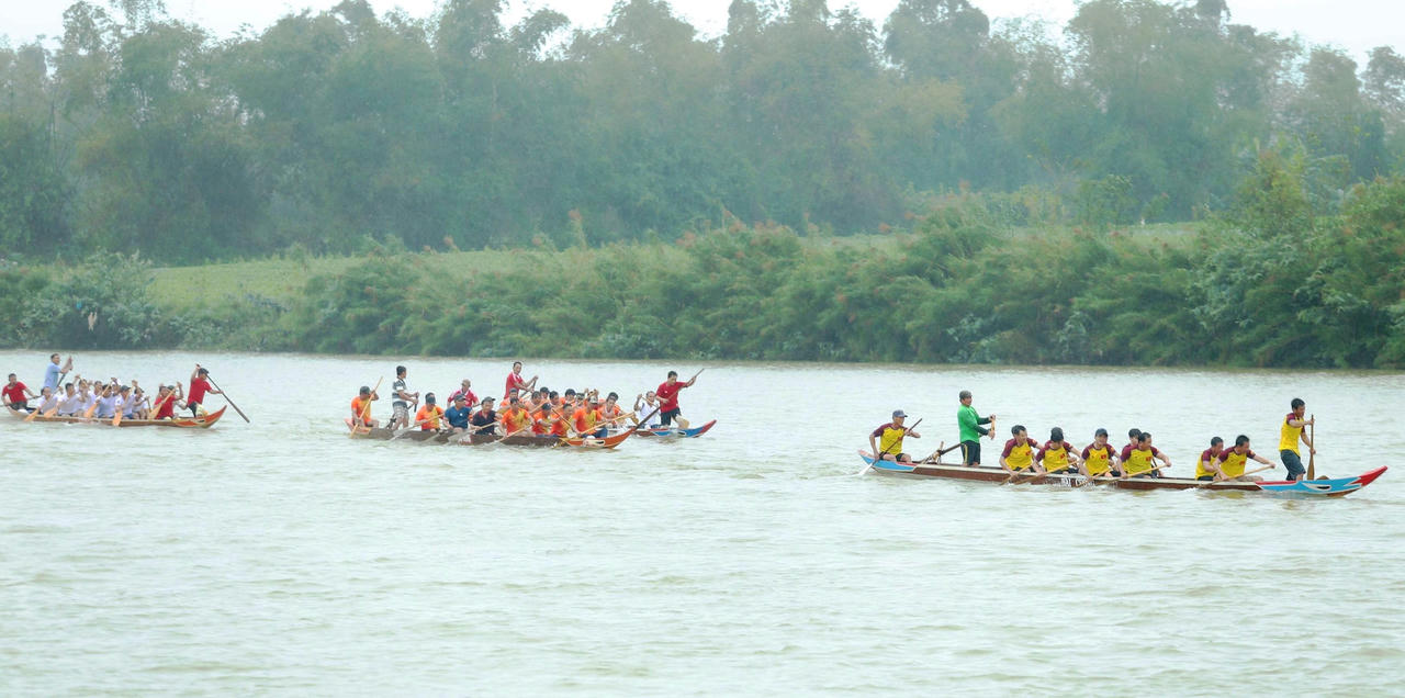 Hàng nghìn người dân đội mưa xem hội đua thuyền đầu xuân