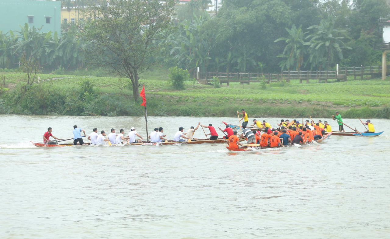 Hàng nghìn người dân đội mưa xem hội đua thuyền đầu xuân