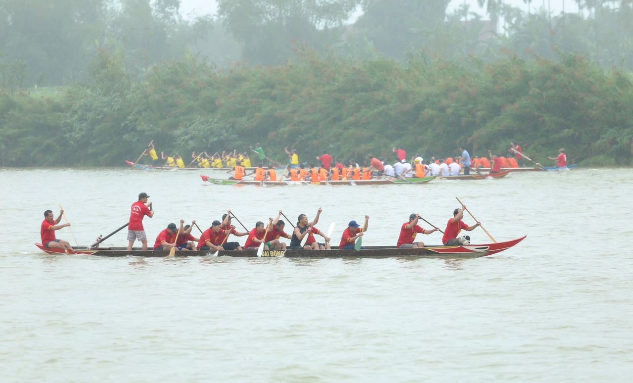 Hàng nghìn người dân đội mưa xem hội đua thuyền đầu xuân