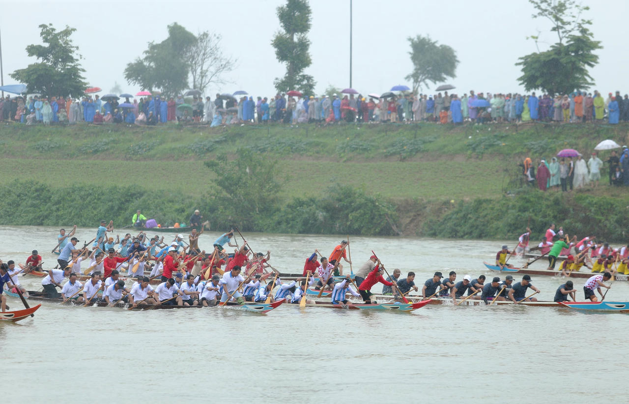 Hàng nghìn người dân đội mưa xem hội đua thuyền đầu xuân