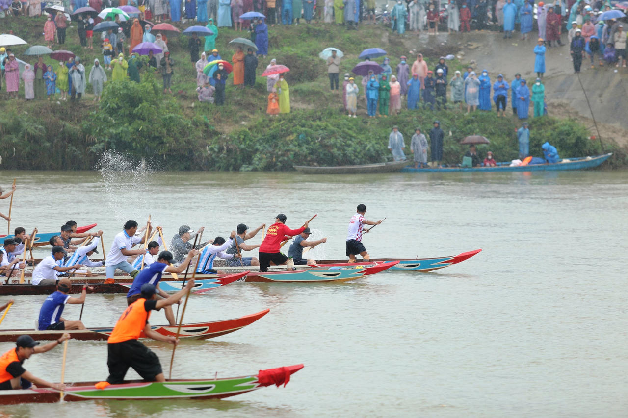 Hàng nghìn người dân đội mưa xem hội đua thuyền đầu xuân