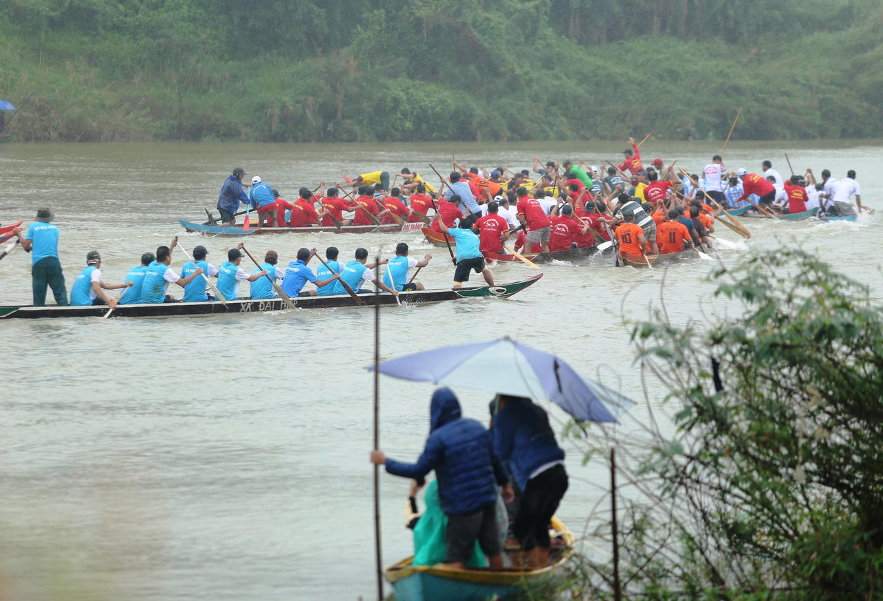 Hàng nghìn người dân đội mưa xem hội đua thuyền đầu xuân