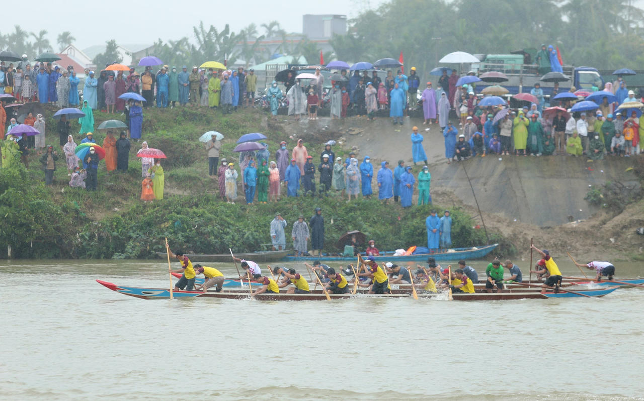 Hàng nghìn người dân đội mưa xem hội đua thuyền đầu xuân