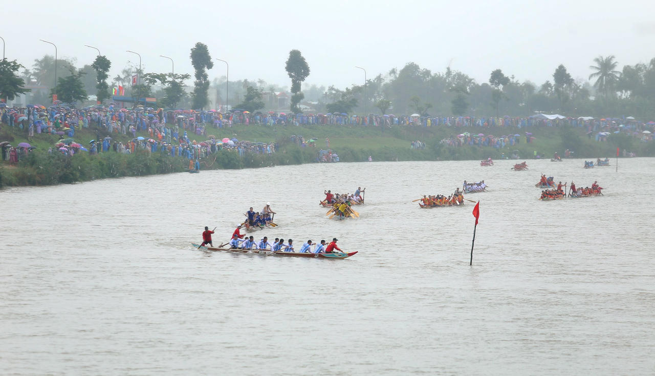 Hàng nghìn người dân đội mưa xem hội đua thuyền đầu xuân